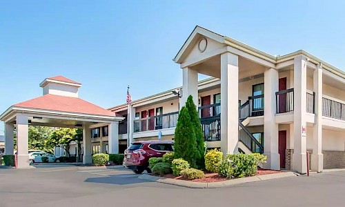 Econo Lodge Inn & Suites - Murfreesboro, TN